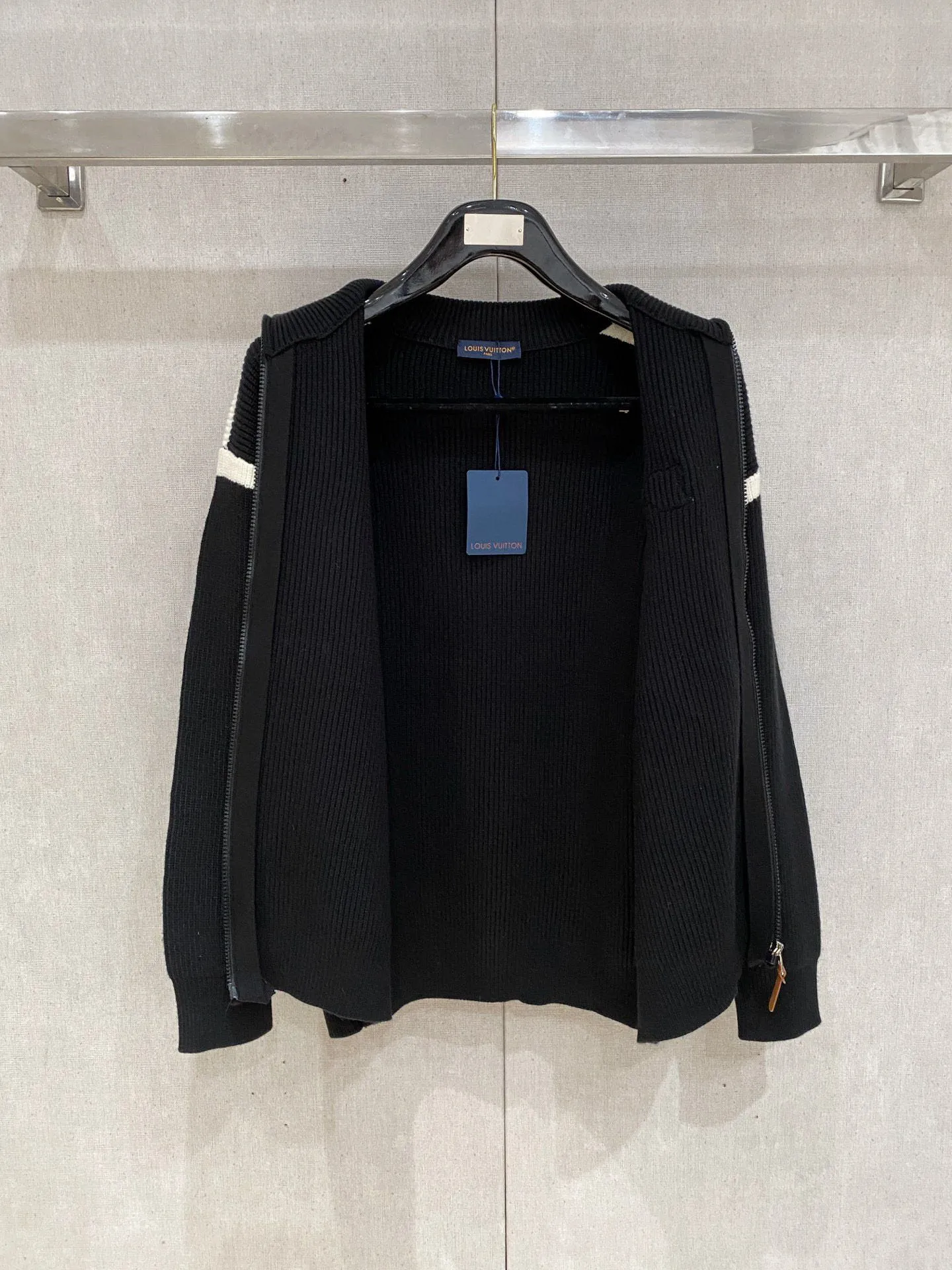 🅿️540 【LV Louis Vuitton】Autumn and winter classic cardigan sweater, in full condition! ! ! Wool blended fabric, the latest model in 2025, golden ratio! ! Slim-fitting soft gold, versatile and practical item, the combination and practicality are extremely powerful, simple and elegant, and classy! To create your own style, it is highly recommended to buy it in two colors. The standard slim fit tailoring process is suitable for both young and old men. It is knitted from wool and will not cause any discomfort! While keeping warm, it is stylish, textured and wearable, and the classic logo with contrasting colors on the chest feels in place! ! Recommended for regular customers! ! Size M-3XL (maximum wear: 190 pounds)